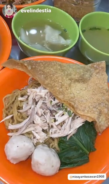 Keseruan makan di Mie Ayam Kesawan rukan osaka pik 2