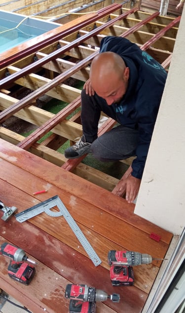 bati fl 'eau professionnel installant une terrasse en bois exotic sur une structure en bois