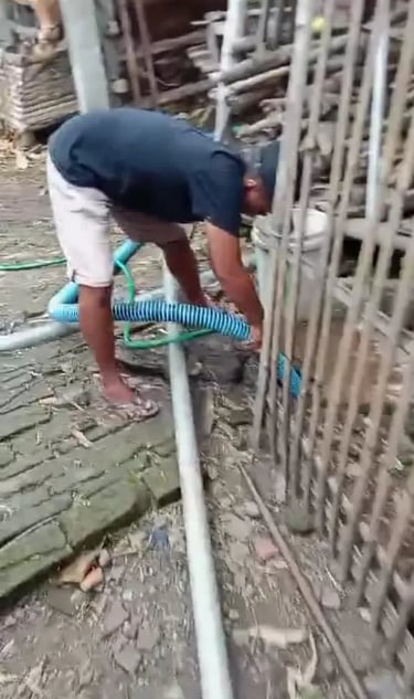 Foto-Pekerja-Sedot-WC