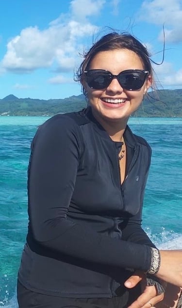 Morgane, toujours souriante et prête à vous préparer de bons petits plats à bord de One Cat