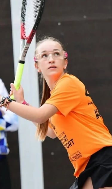 Jugadora del club valenciano de natación compitiendo a frontenis