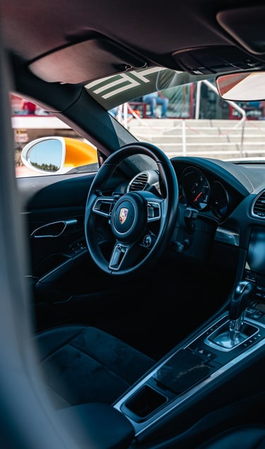 voiture de course sur circuit, photo professionnelle illustrant la vitesse, automobile
