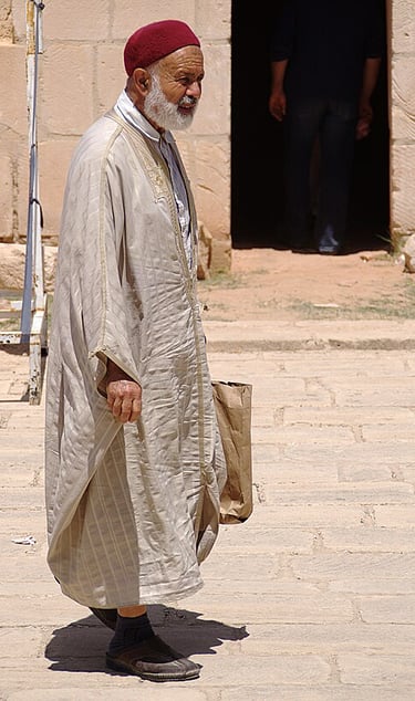 Un cheikh dans le ribat de Lamta qui porte une jebba et la chechya