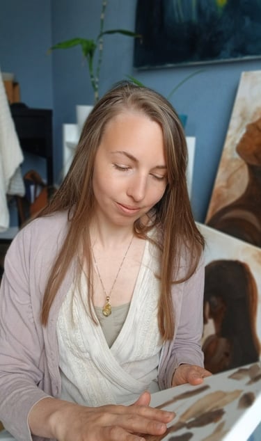 Janina Jaeckel, Künstlerin beim Malen in ihrem Atelier in Bielefeld