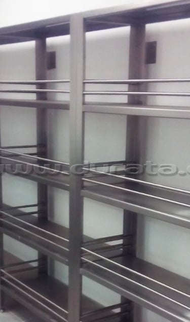 Muebles y estanterías en acero para laboratorios