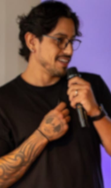 um homem de camisa preta está segurando um microfone