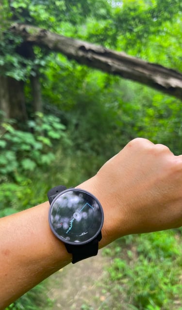 Sporthorloge op pols toont navigatiescherm, weer actief na storing bij de ruïne.