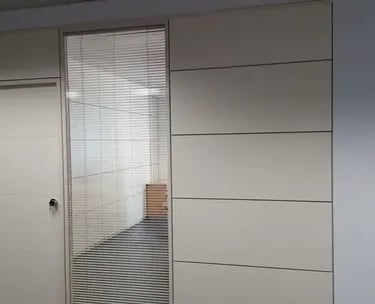 Mampara divisoria en melamina con tableros horizontales con puerta a juego, altura estándar.
