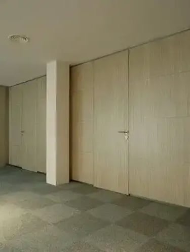 Mampara divisoria de oficina en melamina color Arce con puerta a juego altura de suelo a techo