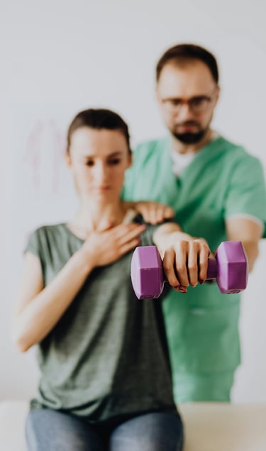 Un homme en vêtement médical assiste une femme dans un exercice de rééducation musculaire