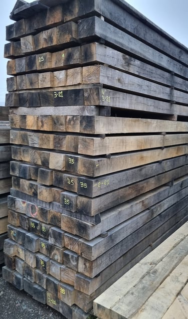 bois stocké en extérieur