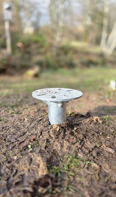Pieu métallique dans un sol caillouteux rigide