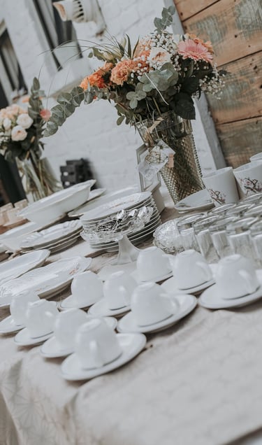 Une table avec de la vaisselle pour un mariage