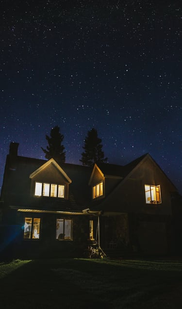 casa grande con luces encendedidas de noche
