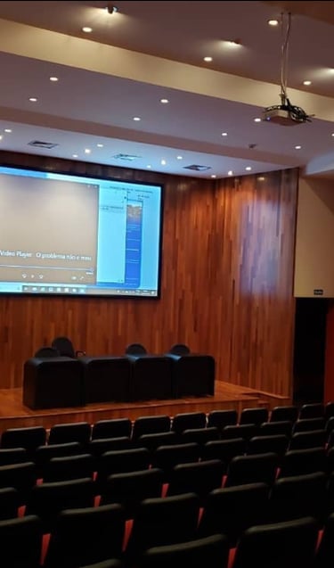 Telão em auditório com a imagem vinda do projetor de vídeo