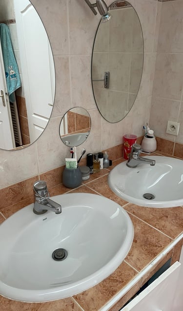 Salle de bain moderne avec 3 miroirs ovales.