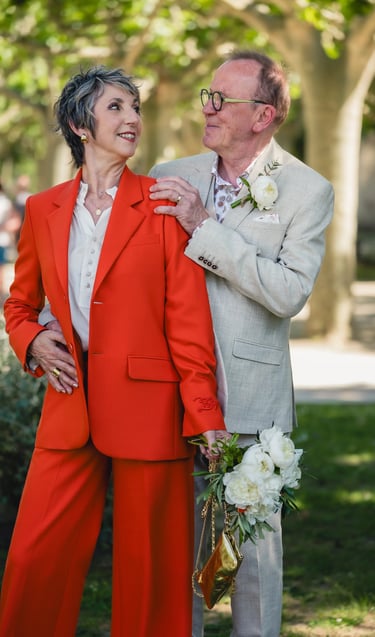 Un couple de mariés, heureux, posent en exterieur lumiére naturelle à Ceret 66 
