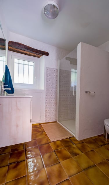 Salle de bain du gîte la Petite Corse à Rosis en Haut-Languedoc dans l'Hérault