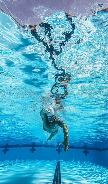 Federado del club valenciano de natación compitiendo en natación