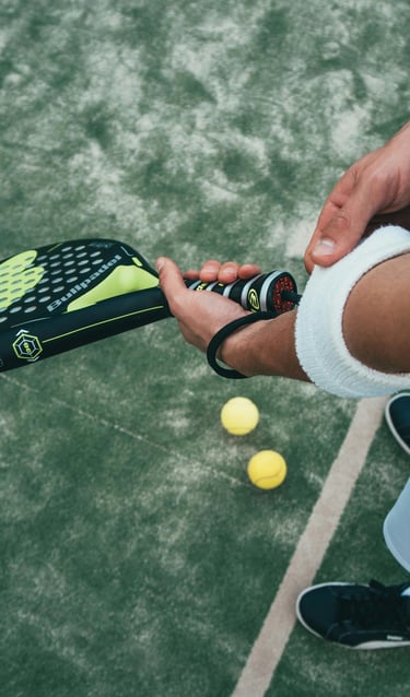 persona preparandose para jugar a padel