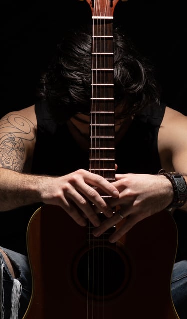 Anthony Vuillemin Photographe, en train de tenir une guitare