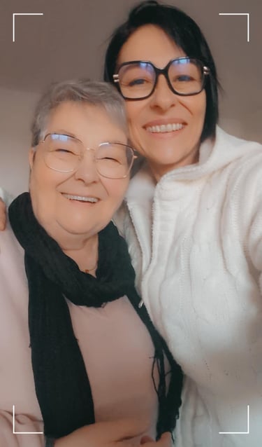 Portrait souriant et complice de deux femmes, une mère et sa fille, prise en plan ra