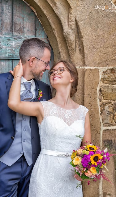 Verliebtes Brautpaar. Glücklich. Schöne Hochzeitsportraits.