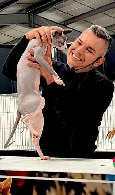 un juez felino LCWW sosteniendo un perro y un gato