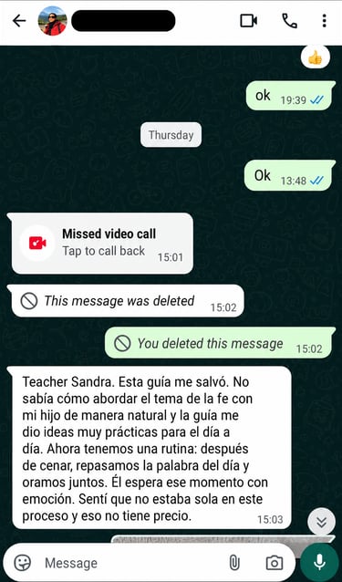 WhatsApp message testimonial in Spanish praising a faith-based guide for children and family routines.
