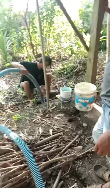 Foto-pekerja-sedot-wc 