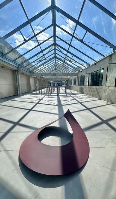 Anneau plié rouge noir, 2024 acier Gabrielle Conilh de Bessac ©16mag