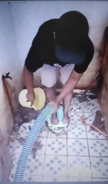 Foto-Pekerja-sedot-WC