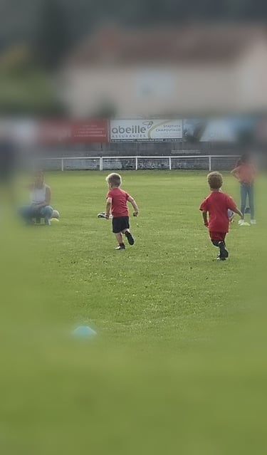 Photo d'enfant de dos jouant au rugby à Tournon sur Rhône FCTT