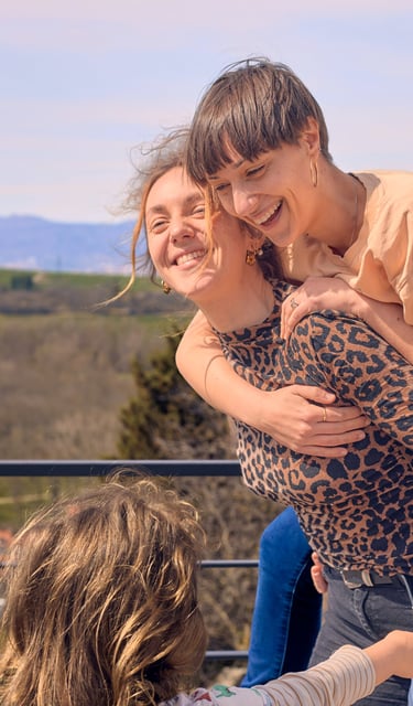 Photo de Marie et Claire devant la chaine des puys Traiteur végétal végétarien