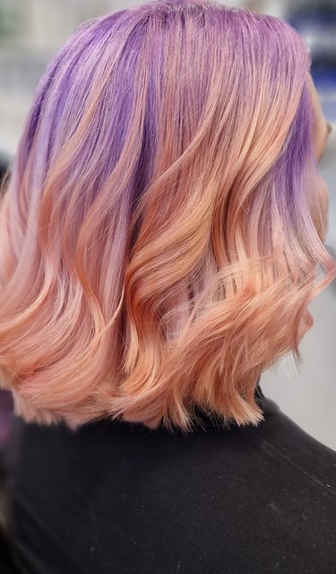 Ensin vaalennus ja suoraväri Keunen Color Chameleon väreillä liukuväri liilasta ruusukultaan