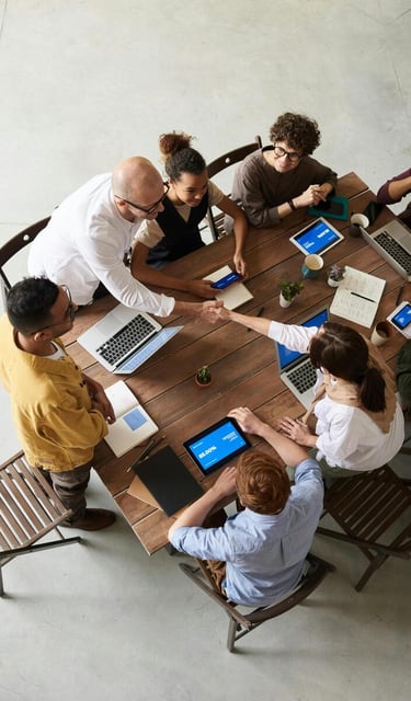 photo d'une équipe de personne autour d"une table qui travaille ensemble