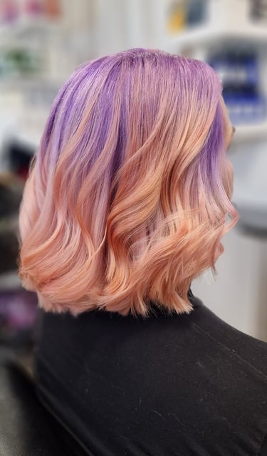 Ensin vaalennus ja suoraväri Keunen Color Chameleon väreillä liukuväri liilasta ruusukultaan