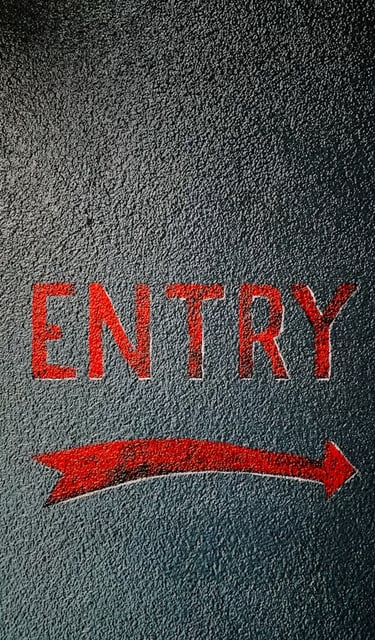 Un letrero de piedra con la palabra "ENTRY" grabadas en color rojo.