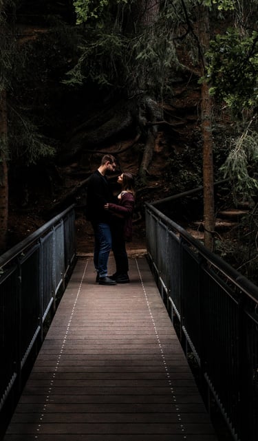 Hochzeitsfotograf Nürnberg: Stilvolles Paar auf Brücke, Spiel mit Licht und Schatten.
