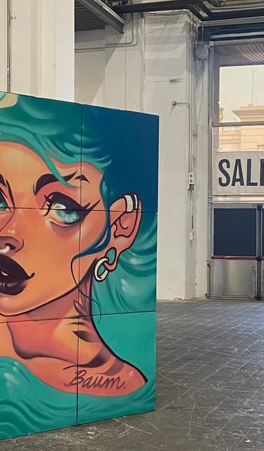 Mural en directo de Ona Salvador durante un evento cultural.
