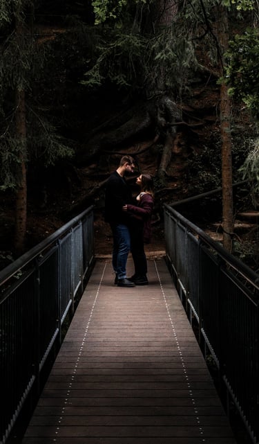 Hochzeitsfotograf Nürnberg: Stilvolles Paar auf Brücke, Spiel mit Licht und Schatten.