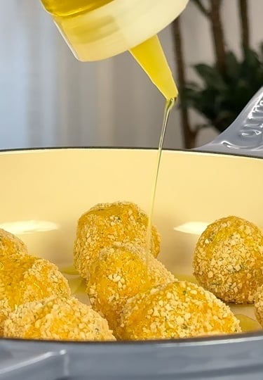 Aggiungere un filo di olio su ciascuna polpettina