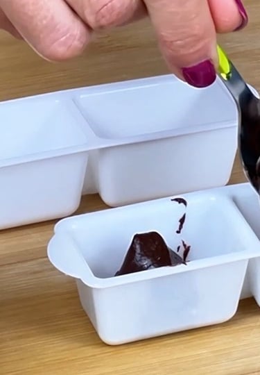 Forma e congela delle paline di crema al cioccolato