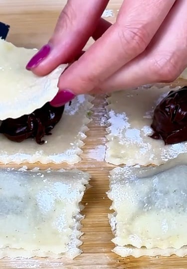 Posiziona le palline di crema congelata su metà dei quadrati e chiude