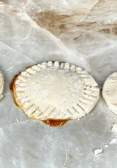 Premi bene i bordi con una forchetta