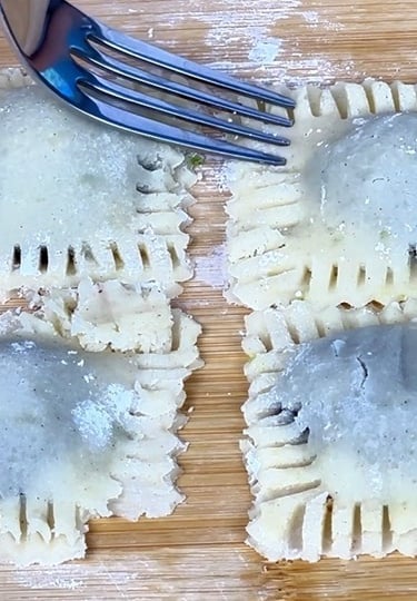 Sigilla bene i bordi per formare un biscotto
