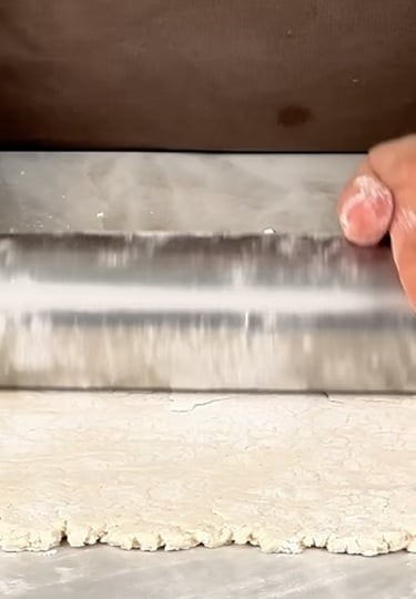 Stendi l’impasto con un mattarello