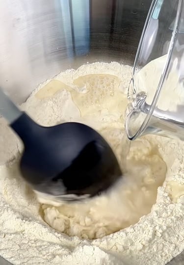 Unire farine e lievito con un po’ di acqua a temperatura ambiente