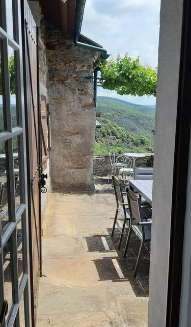 View from the kitchen onto the terrace of the ‘La Petite Corse’ holiday cottage in Rosis, Hérault