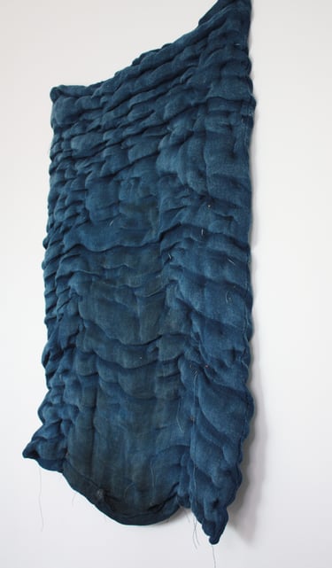 karine-nguyen-van-tham-le creux de lermite-matelas sculpté-indigo-suspendu